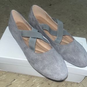 Slip on strap flat in gray never used